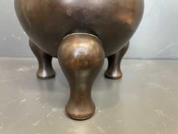 Un br&ucirc;le-parfum tripod couvert en bronze, Chine, marque de Qianlong, 19/20&egrave;me